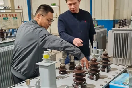 Clientes azerbaiyanos visitan Huarui Electric para cooperar en equipos energ&eacute;ticos